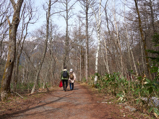 初夏の観光名所上高地の穂高連峰と梓川の風景と散歩する観光客の姿