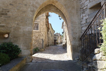 Portail de la garde, porte de ville, village typique de Lacoste, département du Vaucluse, France