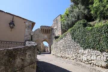 Portail de la garde, porte de ville, village typique de Lacoste, département du Vaucluse, France