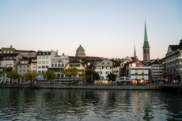 Panoramablick auf die Zürcher Altstadt und die Limmat