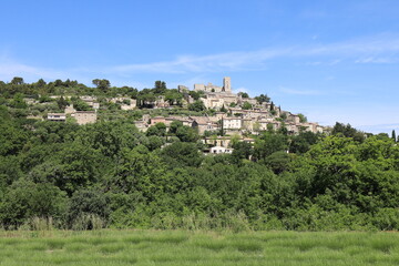 Fototapeta premium Vue d'ensemble du village, village typique de Lacoste, département du Vaucluse, France