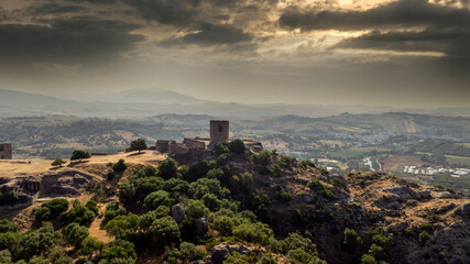 Vista aérea del castillo de Jimena de la Frontera en el parque natural de los alcornocales en la...