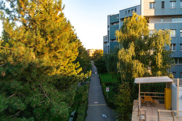 Fußweg durch moderne Wohnsiedlung in Zürich
