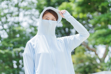 紫外線対策にラッシュパーカーを着る女性