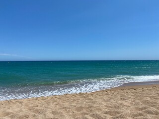 Sonniger Strand mit Sand und Meer