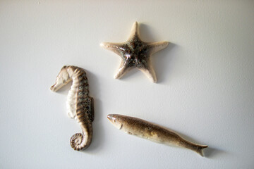 Obraz premium Decorative ceramic sea figures — a starfish, seahorse, and fish