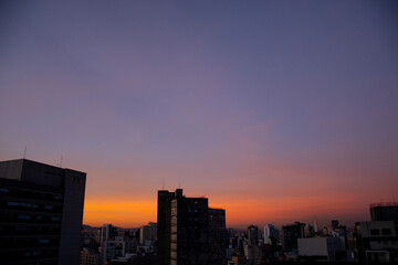 Fototapeta premium sunset in the urban center of São Paulo under a clear sky