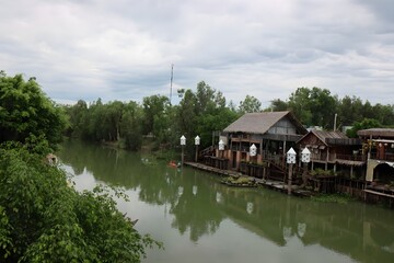 Obraz premium houses on the river