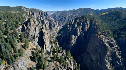 Obraz premium Spectacular Panoramic View of a Deep Mountain Valley