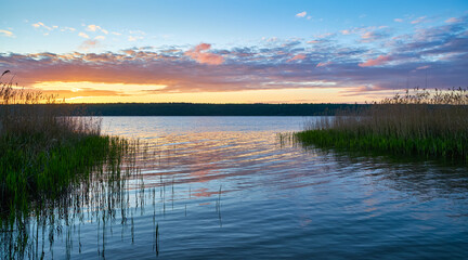 Obraz premium Fiery Lake Sunset with Brilliant Sky Colors