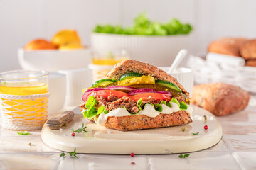 Healthy and crispy sandwich with pulled beef, tomato and lettuce.