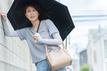 熱中症でふらつく女性