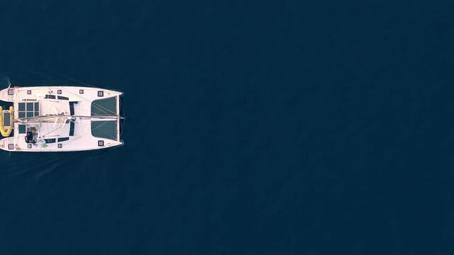 Catamaran avec passagers traversant la mer au coucher de soleil &ndash; vue drone verticale