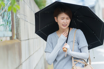 熱中症でふらつく女性
