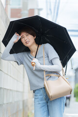 熱中症でふらつく女性