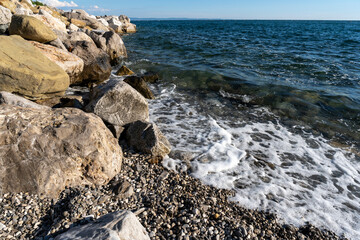 Spiaggia con scogli e onde