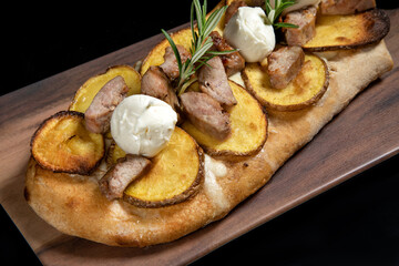 pizza margherita al forno impastare lavorazione impasto infornare ingredienti farina panetto mozzarella polpette 