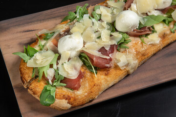 pizza margherita al forno impastare lavorazione impasto infornare ingredienti farina panetto mozzarella polpette 