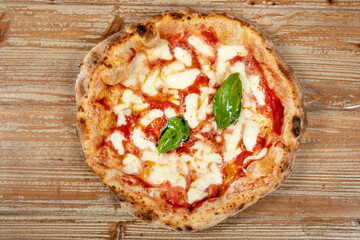 pizza margherita al forno impastare lavorazione impasto infornare ingredienti farina panetto mozzarella polpette 