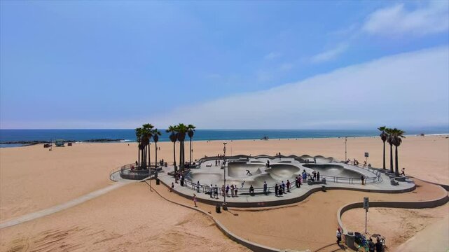 Parque de patinetas en la playa con cielo azul.