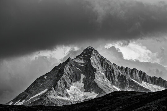 Fototapeta A black and white photo of a snowy mountain landscape