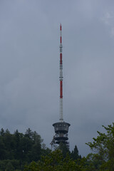 Obraz premium Iconic towering antenna against a soft sky, a symbol of communication and modern infrastructure. Striking vertical composition.