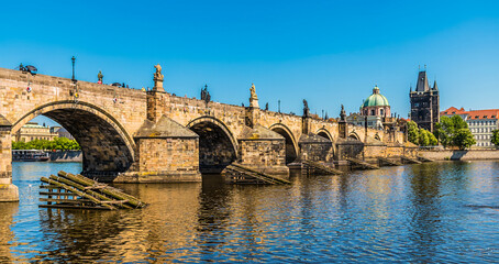 Obraz premium A view along the southern side of the Charles Bridge in Prague in springtime