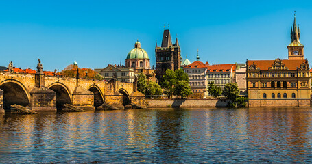Obraz premium A panorama view of the Charles Bridge and the eastern shore of the Vltava river in Prague in springtime