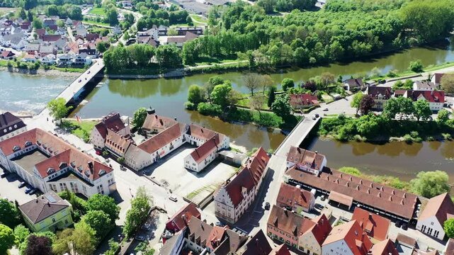 Luftaufnahme von Donauw&ouml;rth mit roten D&auml;chern, historischen Geb&auml;uden und einem markanten Turm, eingebettet in eine gr&uuml;ne Landschaft. Die Stadt bietet eine charmante Kulisse. Donauw&ouml;rth, Schwaben,