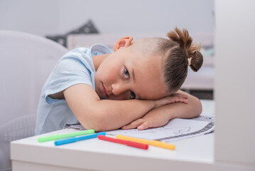 Junge mit Farbstiften malt im Kinderzimmer