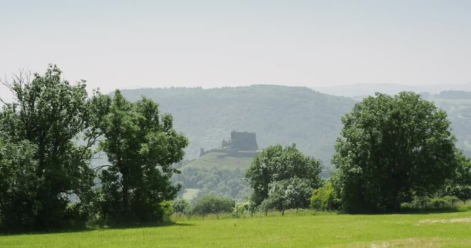 Ch&acirc;teau de Murol dress&eacute; sur son &eacute;peron rocheux face aux vall&eacute;es et monts d'Auvergne

