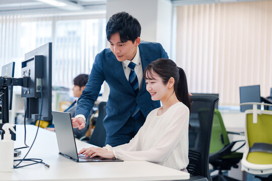 OJTをする若い女性社員