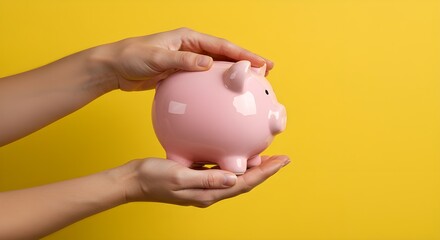 Mujer a mano colocando dinero moned en piggy por ahorrar riqueza de dinero y concepto financiero.