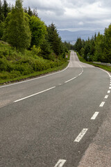 Naklejka premium country road in the Scotish highlands