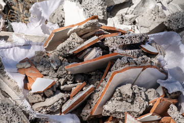 Broken tiles and construction debris in plastic sacks – illegal disposal of renovation waste in the nature