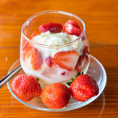 Strawberries with yogurt, a favorite dish of tourists when coming to Da Lat - a famous highland tourist city in Vietnam