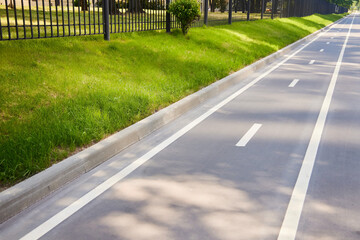 Obraz premium Bike path in the city, convenient for cyclists. Urban planning