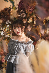 花に囲まれた女性