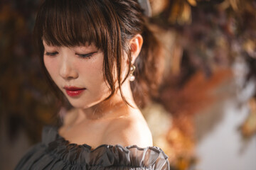 花に囲まれた女性