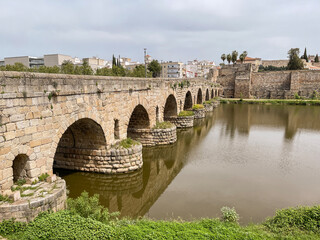 Fototapeta premium Puente romano de Mérida sobre el río Guadiana, Extremadura