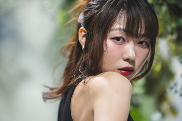 植物の中にいる女性