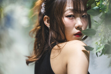 Naklejka premium 植物の中にいる女性