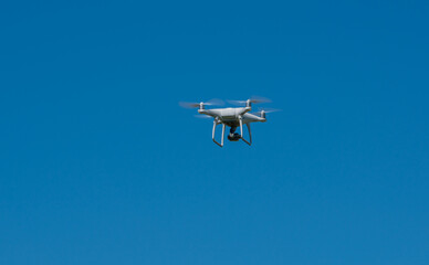 Drohne fliegt am blauen Himmel