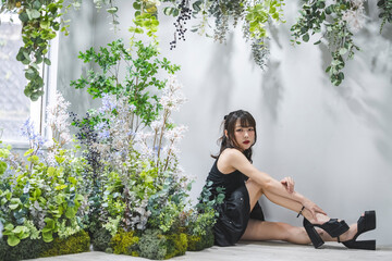 植物の中にいる女性