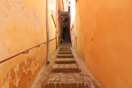 Fototapeta Ruelle bordée de maisons typiques en ocre, village typique de Roussillon, département du Vaucluse, France