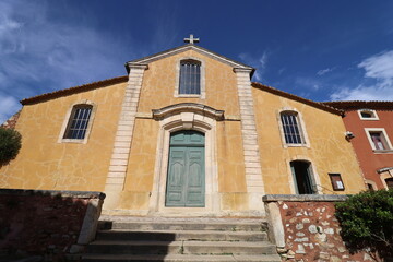 Eglise Saint-Michel, vue de l'extérieur, village typique de Roussillon, département du Vaucluse, France