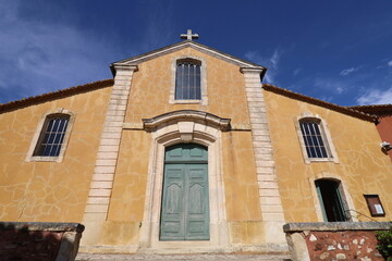 Eglise Saint-Michel, vue de l'extérieur, village typique de Roussillon, département du Vaucluse, France