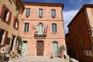 Mairie, vue de l'extérieur, village typique de Roussillon, département du Vaucluse, France