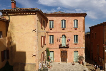 Mairie, vue de l'extérieur, village typique de Roussillon, département du Vaucluse, France