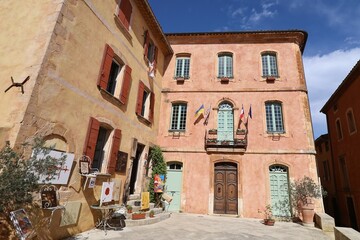 Mairie, vue de l'extérieur, village typique de Roussillon, département du Vaucluse, France